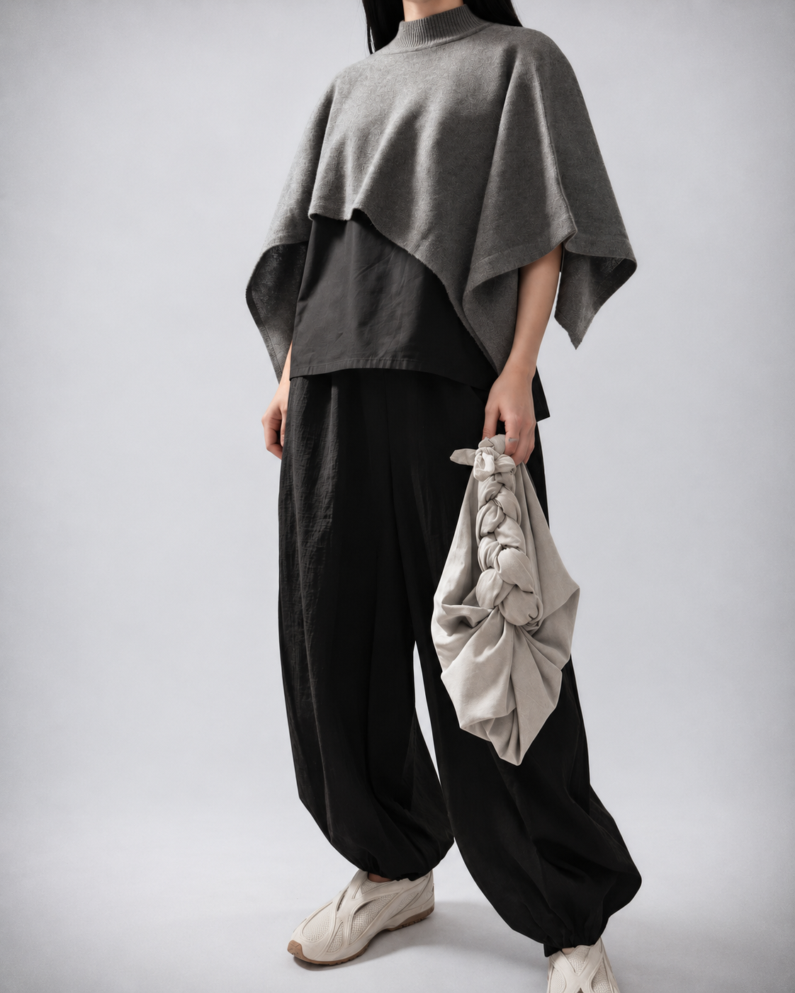 NINA YUUN – Drapierter Strickschal, Graumeliert. Vorderansicht.