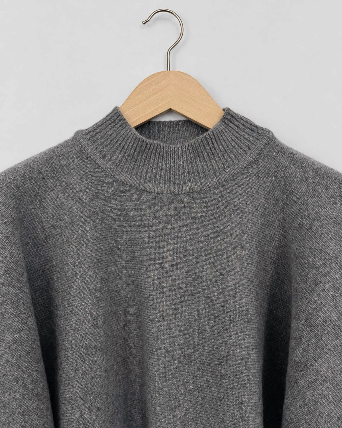 NINA YUUN – Drapierter Strickschal, Graumeliert. Detail von Kragen und Struktur.