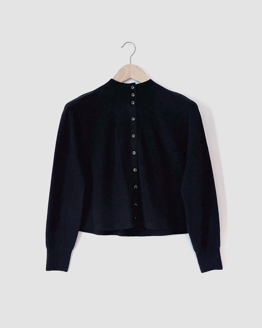 Strickjacke mit hohem Kragen, Schwarz