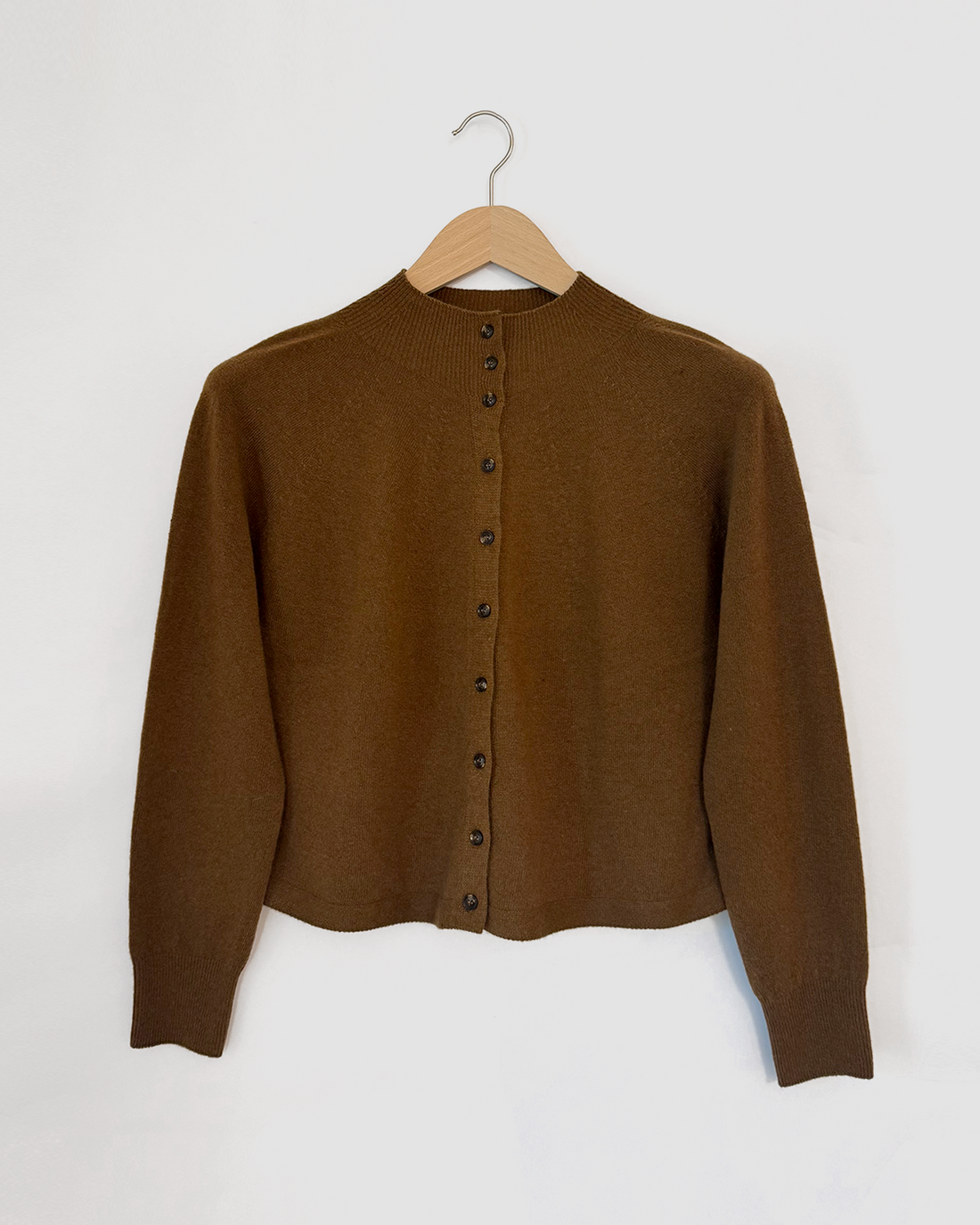 Strickjacke mit hohem Kragen, Braun