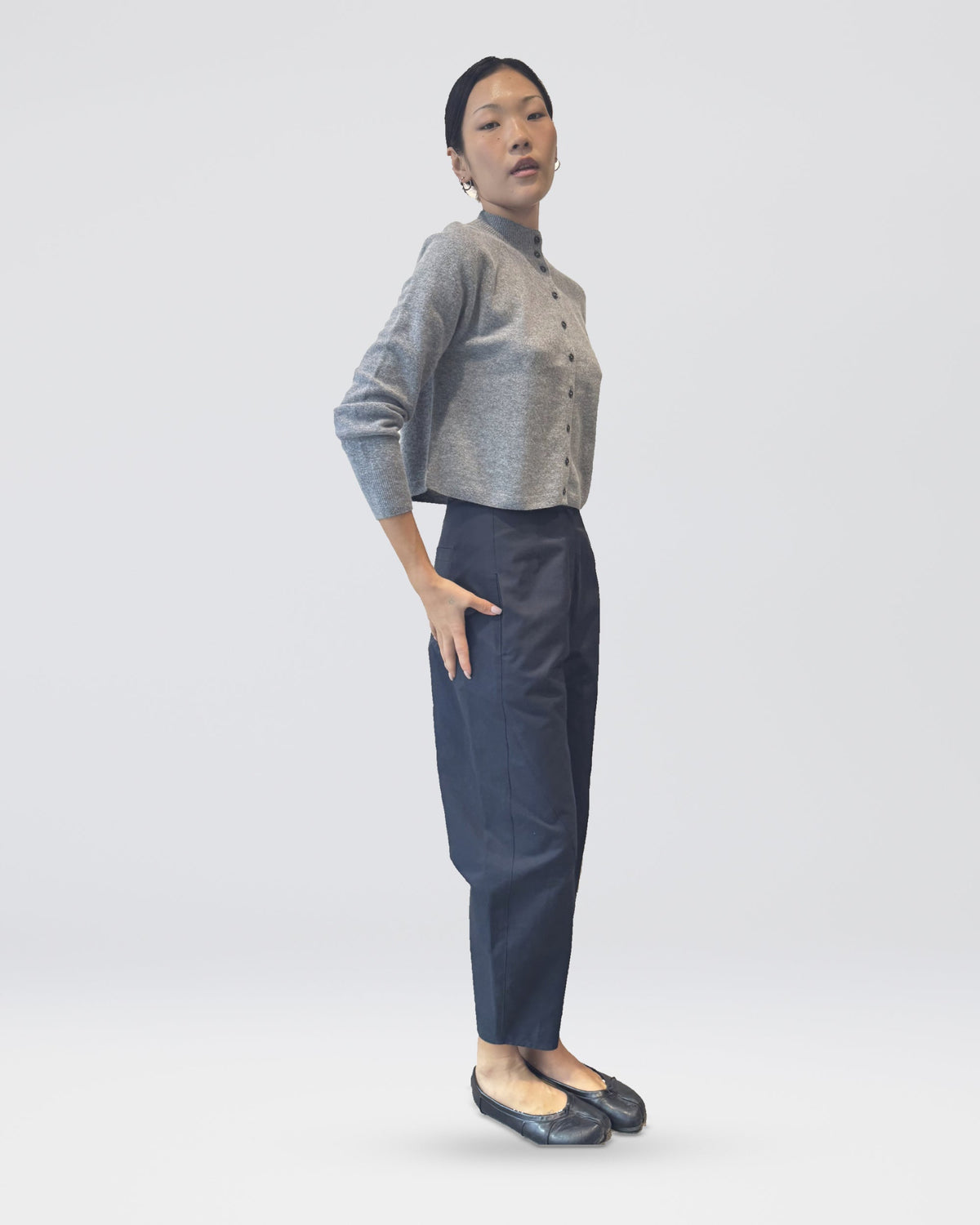 Anujin wearing High Neck Cardigan, Melange Grey, with Twist Pants Berge — side view.
