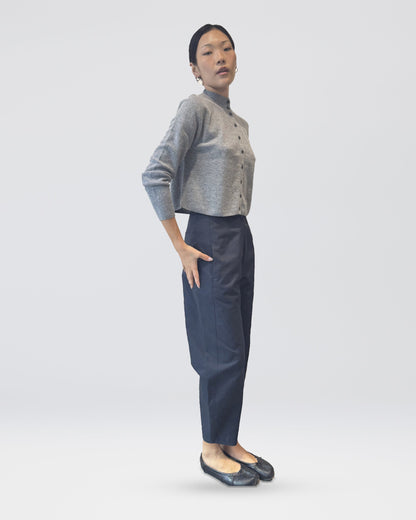 Anujin wearing High Neck Cardigan, Melange Grey, with Twist Pants Berge — side view.