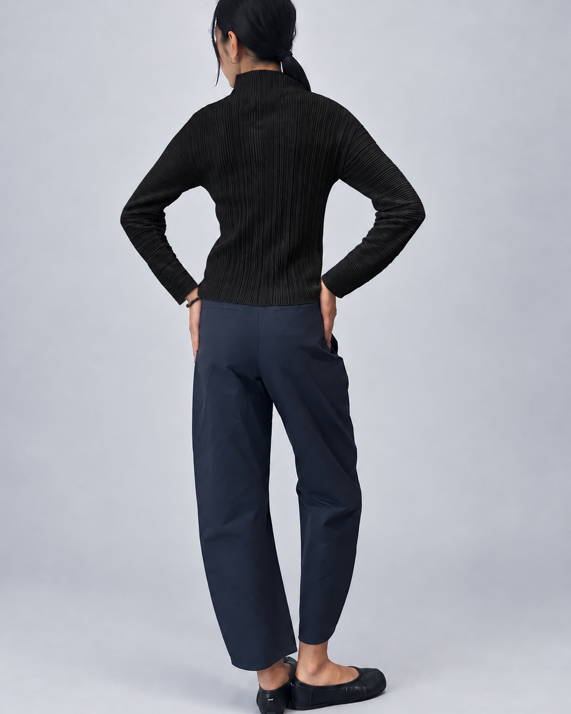 Pullover aus Wolle-Baumwoll-Mix mit Falten, Schwarz