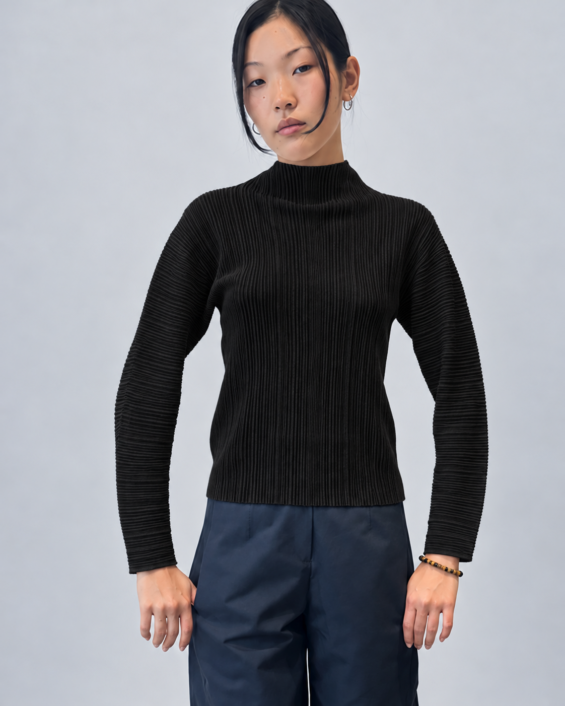 Pullover aus Wolle-Baumwoll-Mix mit Falten, Schwarz