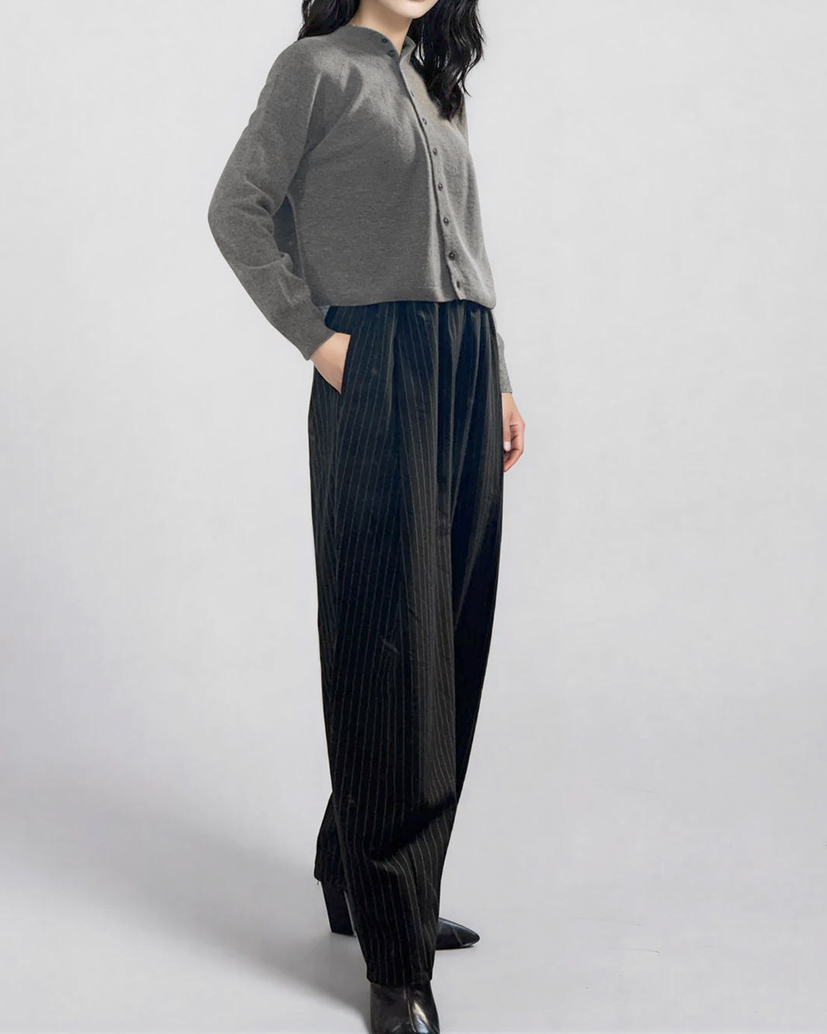 Strickjacke mit hohem Kragen, Graumeliert