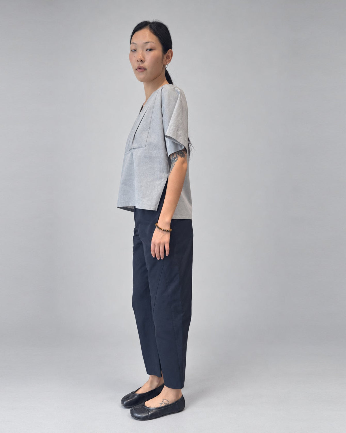 Anujin wearing Twist Pants Berge — full-length side.
