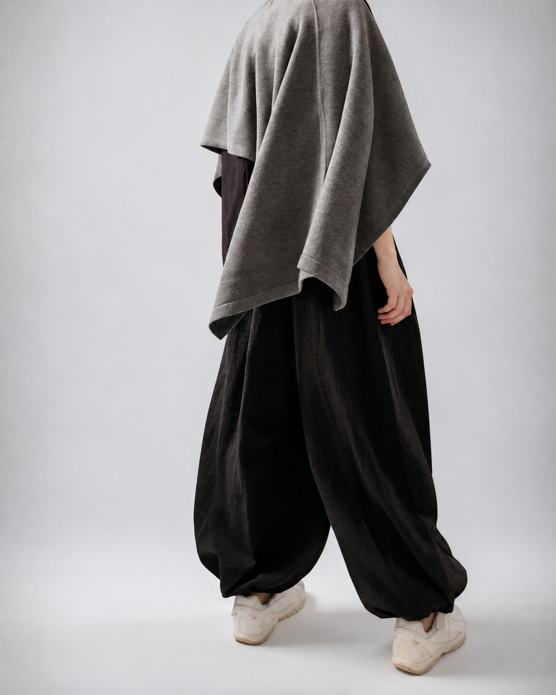NINA YUUN – Drapierter Strickschal, Graumeliert. Seitenansicht.